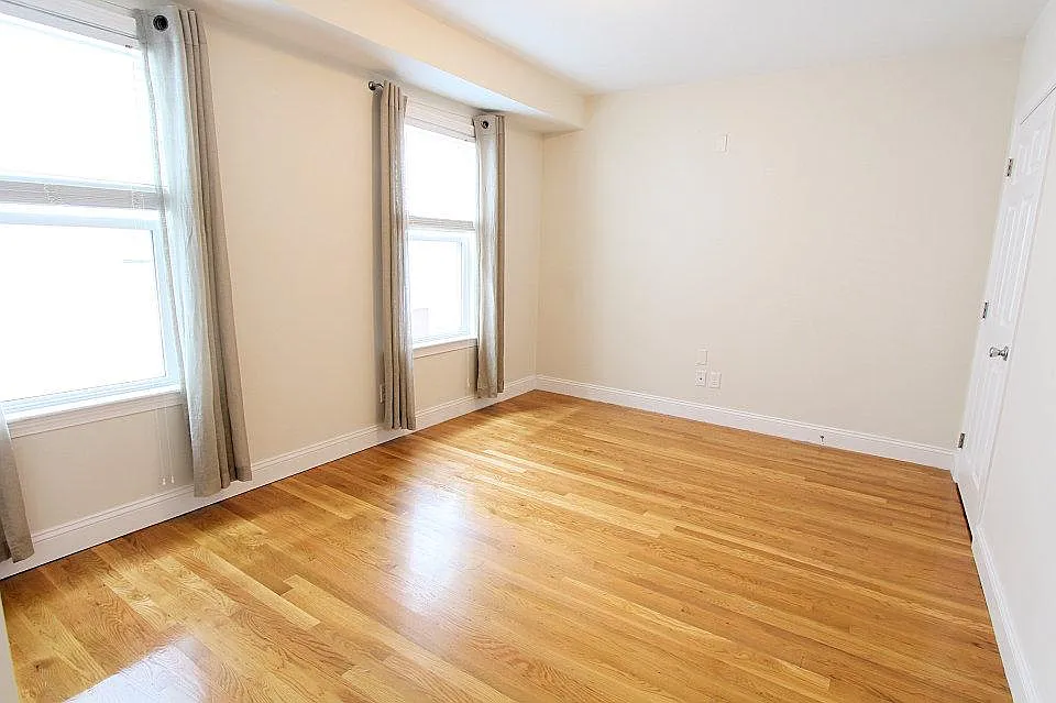 3 bed, 1000 sqft, $4,395 — Photo 3