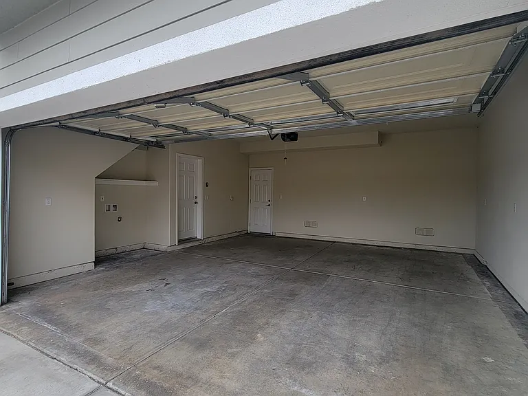 632 E Grand Ave — Photo 19