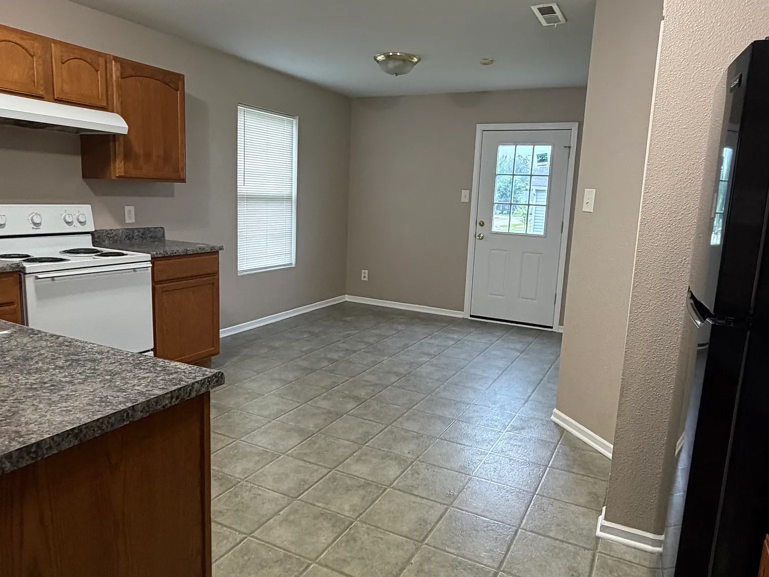 3 bed, 1264 sqft, $1,650 — Photo 3