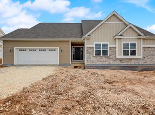 1916 N Creek Dr, Grafton, WI 53024