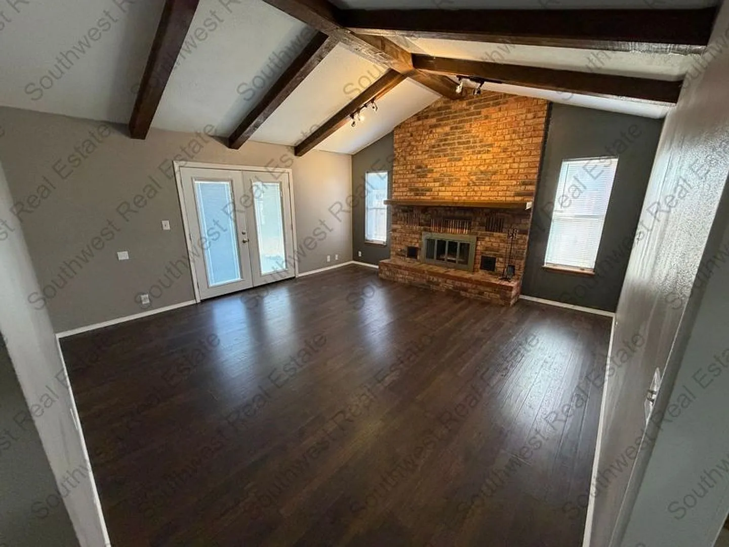 Spacious 3 bedrooms 2 baths home with 2 car garage — Photo 4