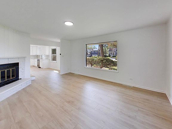 5th image of 2460 Benton St