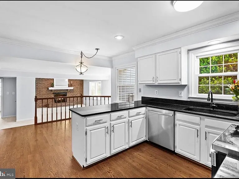 25 Whittingham Cir — Photo 12