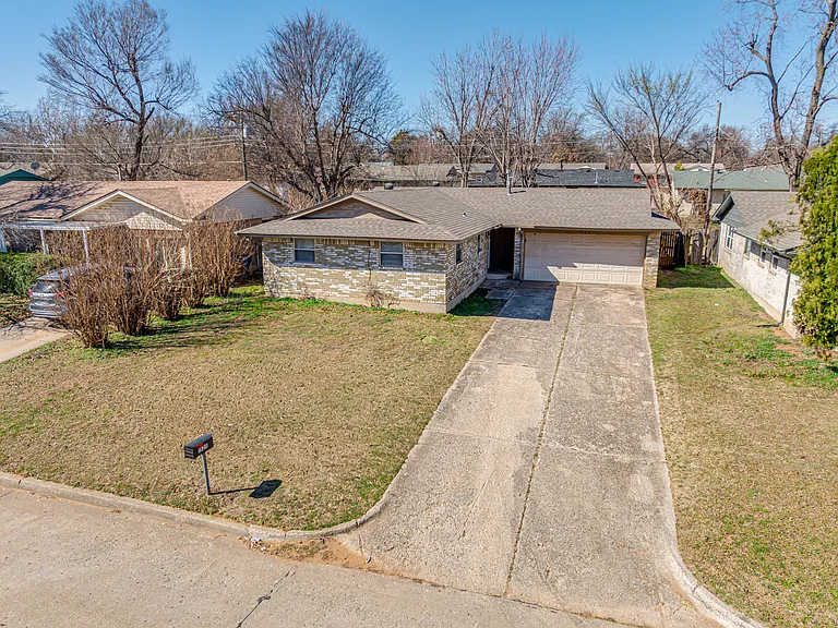 1525 McGregor Dr — Photo 1