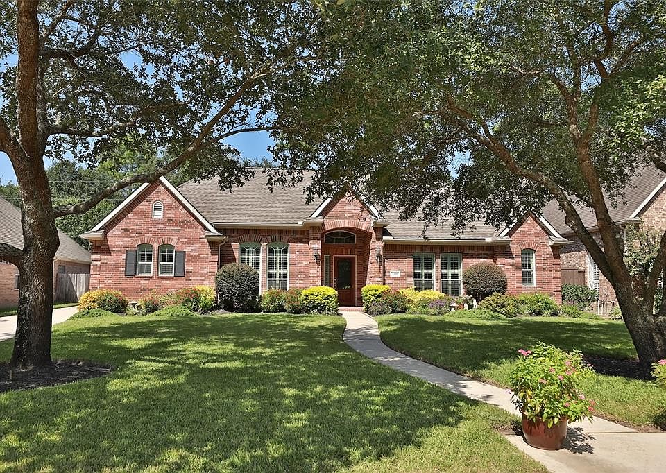 Custom fully remodeled 2018 home w/ well established mature landscaping, LE landscape lighting w/ full sprinkler system. Owner's added personal TLC earns repeated Yard of the Month. Elk Prestige roof, inspection & tune-up 2019.