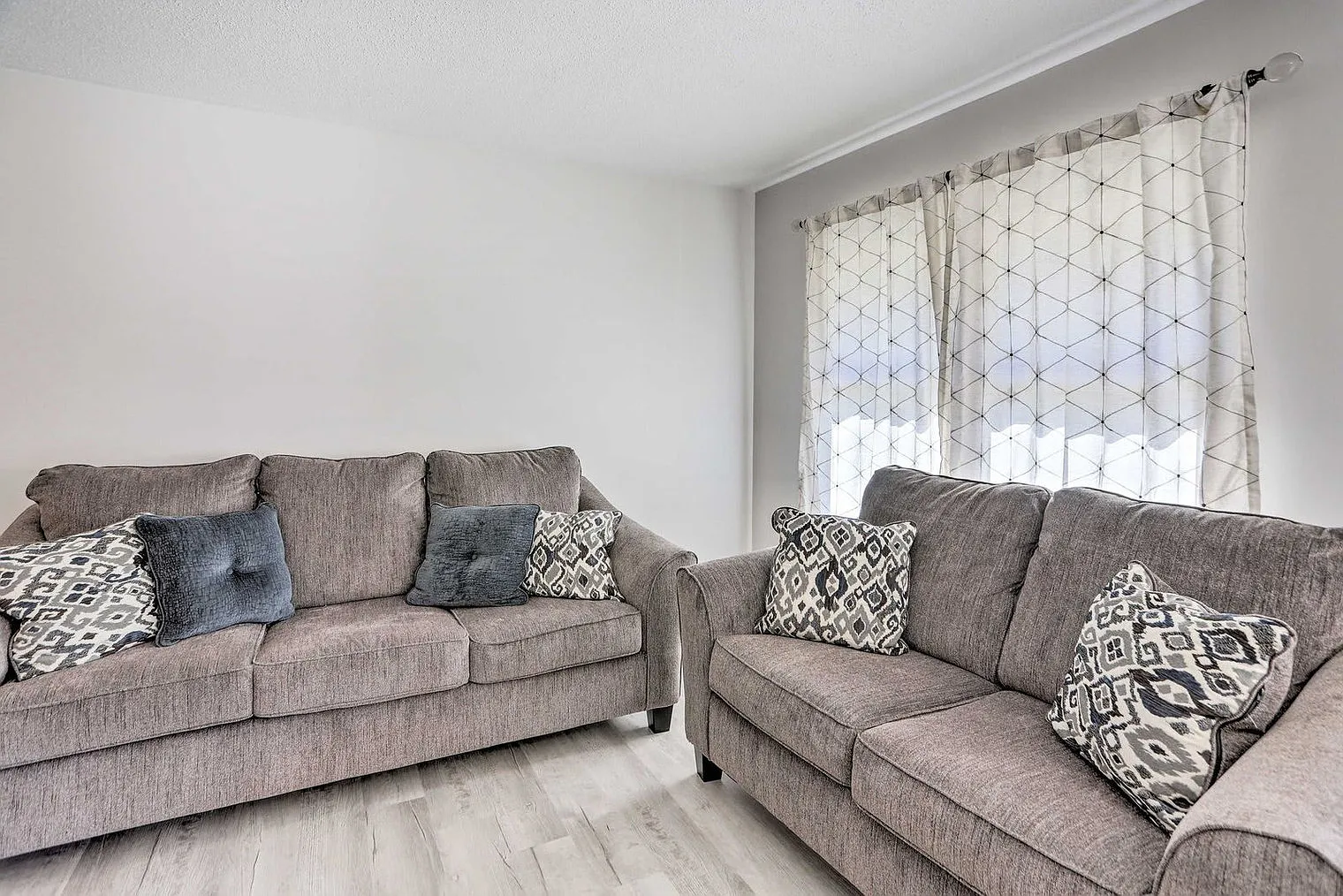 2 bed, 1.0 bath, $3,458 — Photo 2