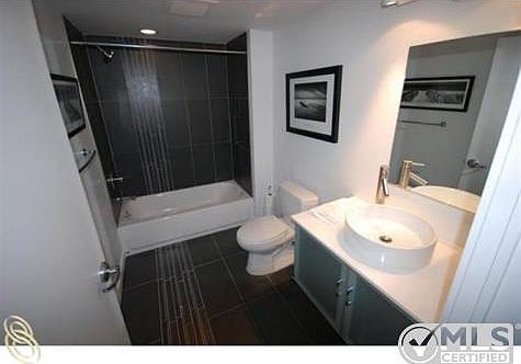 Main floor bath 3.jpg