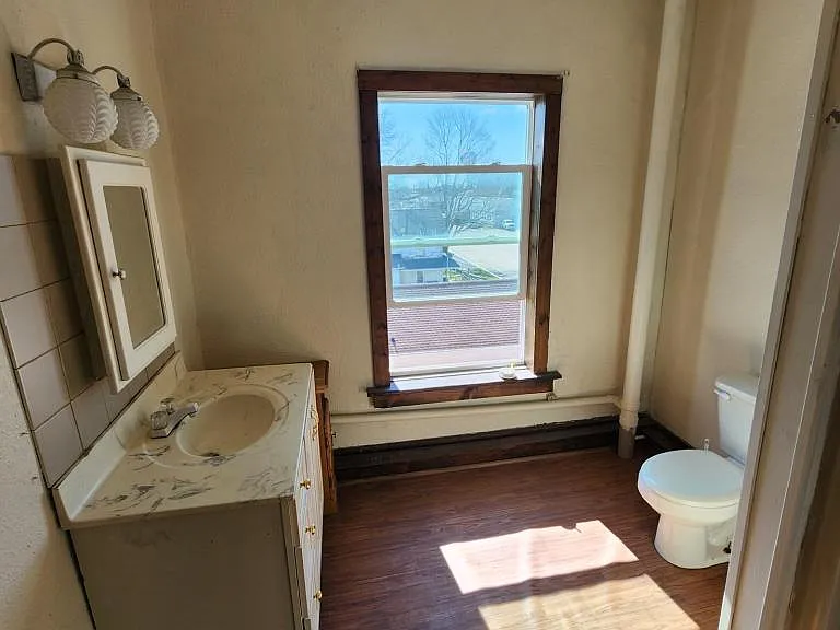 118 E Railroad St #6 — Photo 6