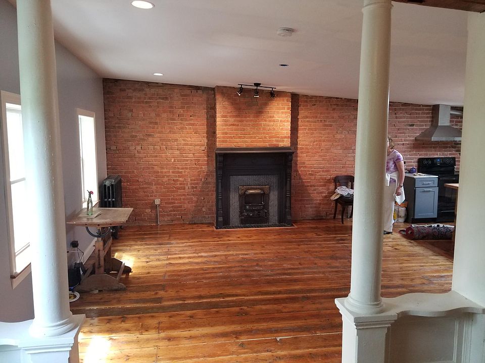 Bright 3rd floor unit. 1000 sqft, of open space quietly nestled in the tree tops. Great views of downtown, the Troy Music Hall, and the Presbyterian Church stone spire.