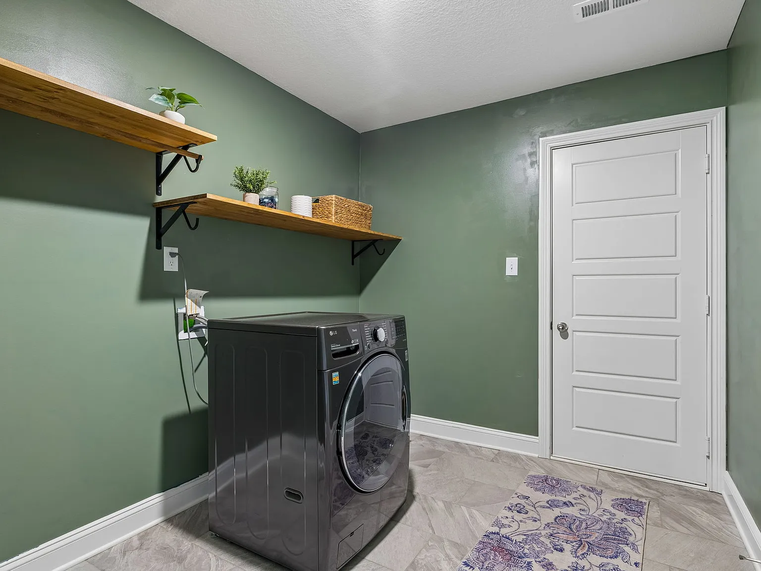 3 bed, 1320 sqft, $1,900 — Photo 2