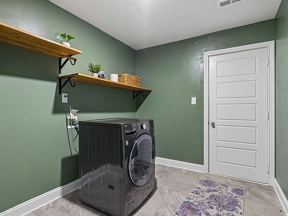 2nd image of 833 Lutz Ln