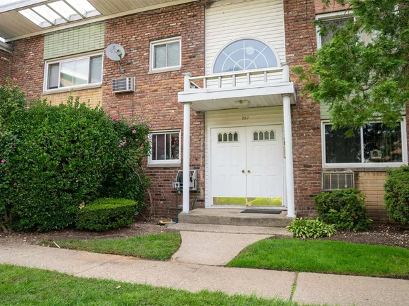 257 N Newbridge Road #2C, Levittown, NY 11756