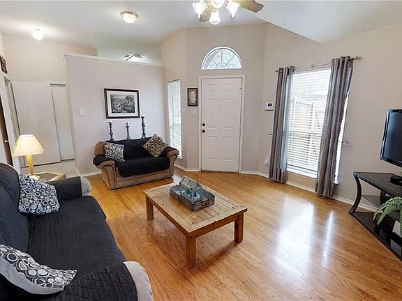 4th image of 906 Park Row Cir