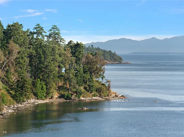 377 Evergreen Ln, Sidney, BC V8L 5Y9