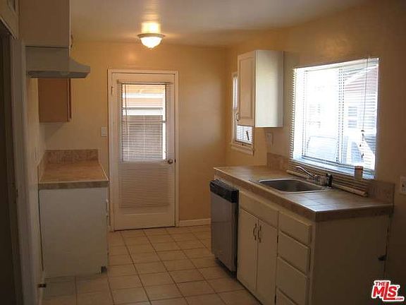 2nd image of 2865 Belle St