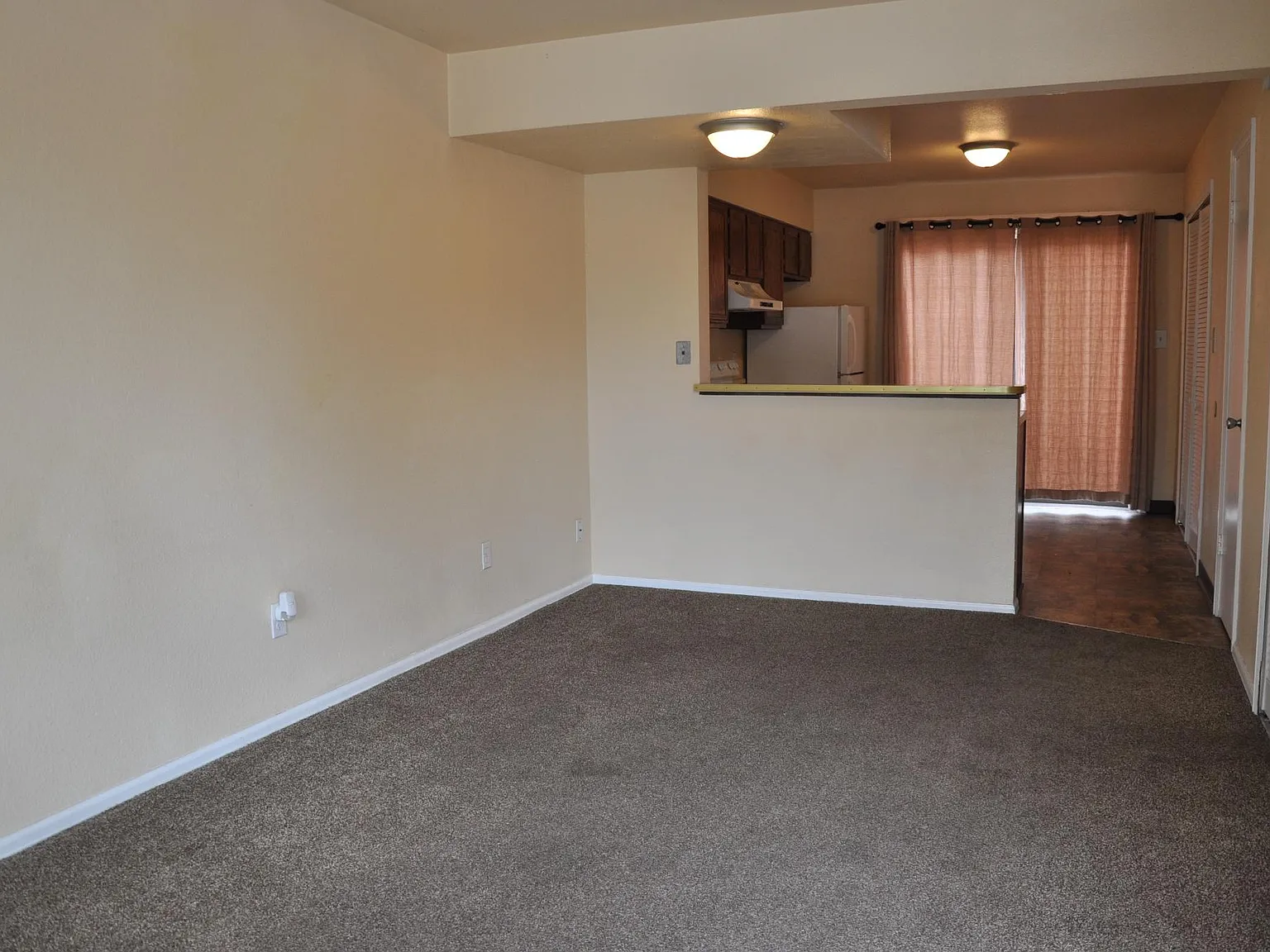 2 bed, 1.5 bath, 952 sqft, $1,050 — Photo 2