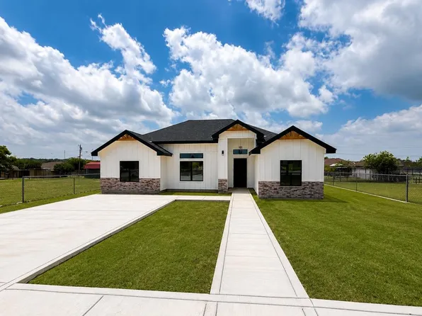 4142 Buck Dr, Eagle Pass, TX 78852