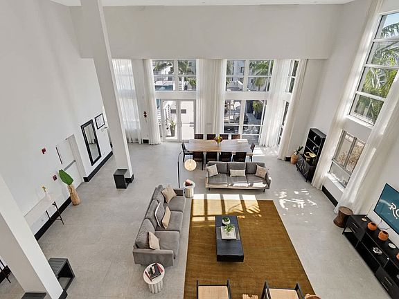 5th image of 826 Collins Ave #Id1272320p