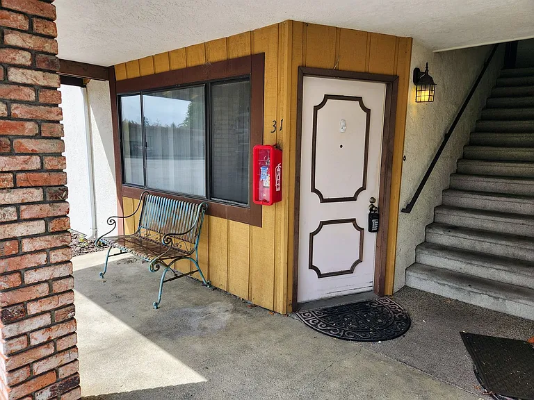 2255 Arbutus St — Photo 2