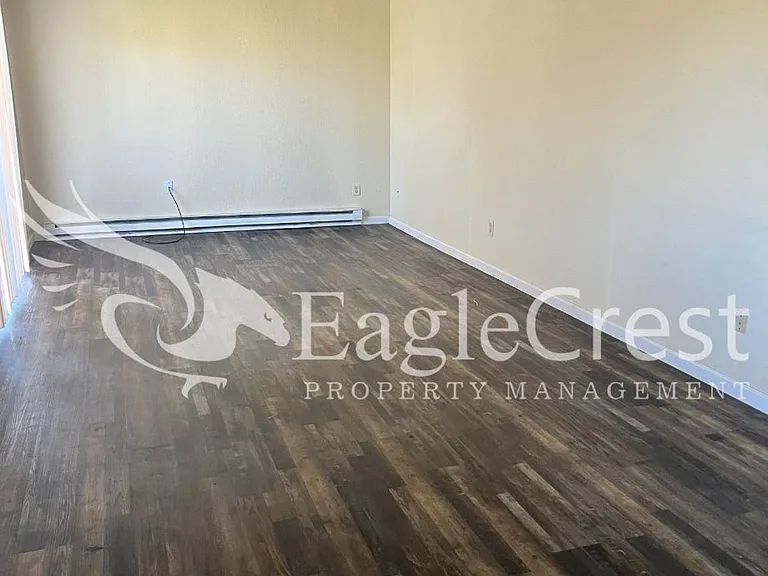 320 NE C St — Photo 6