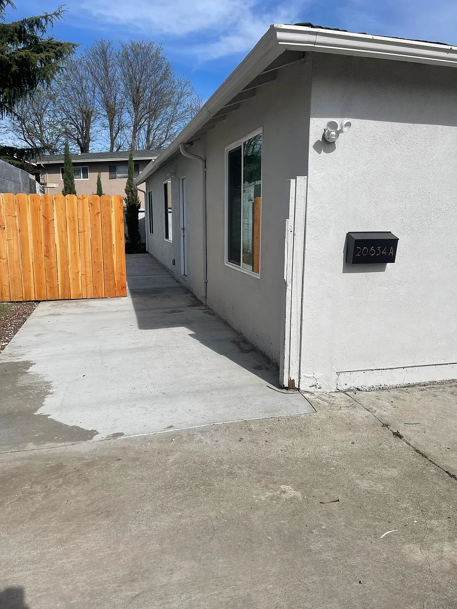 Building Photo - 20634 Garden Ave #B