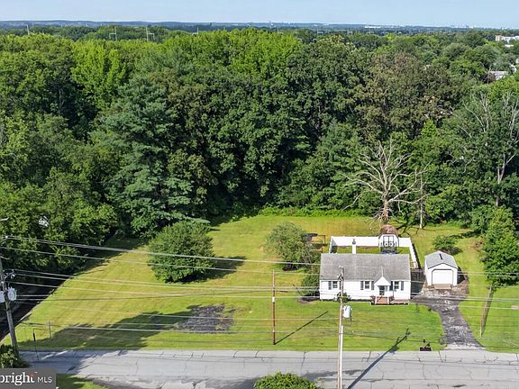 5th image of 927 Old Harmony Rd