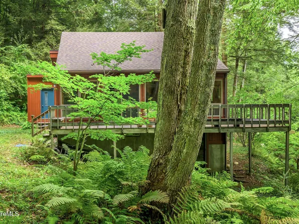 29 Lakeside Dr, Tyringham, MA 01264