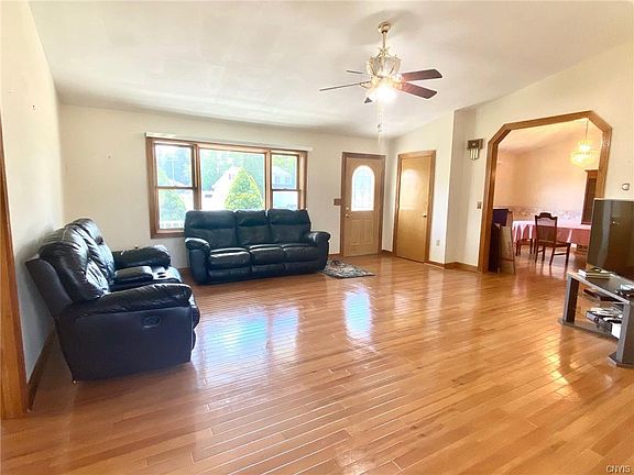 3rd image of 4 Hillcrest Dr