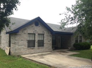 12 Rosebud Cir, Uvalde, TX 78801