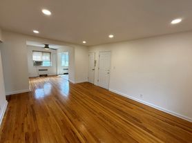 42 Nathan Hale Dr, Huntington, NY