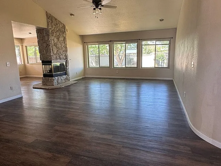 102 Augusta Ct — Photo 3