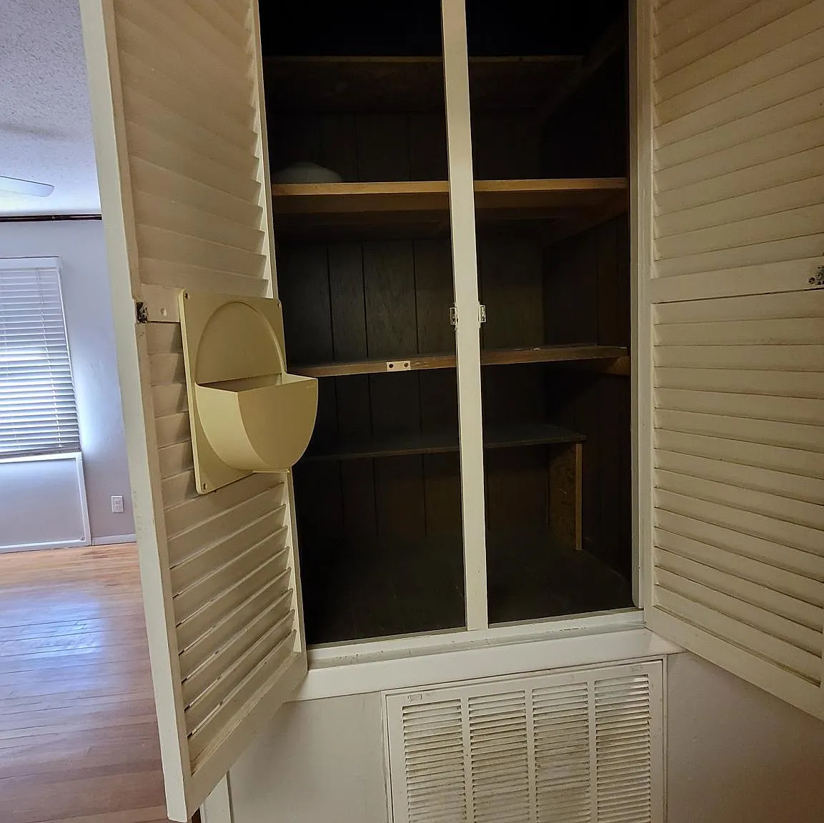 4 bed, 1.5 bath, 1352 sqft, $1,450 — Photo 4