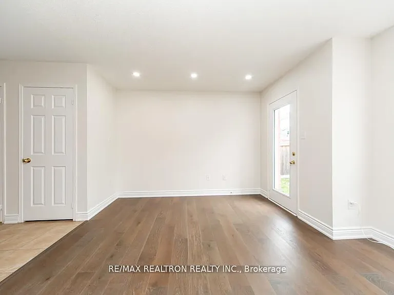 24 Skelton Cres — Photo 13