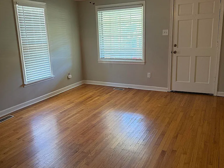 410 McCullough Ave NE — Photo 4
