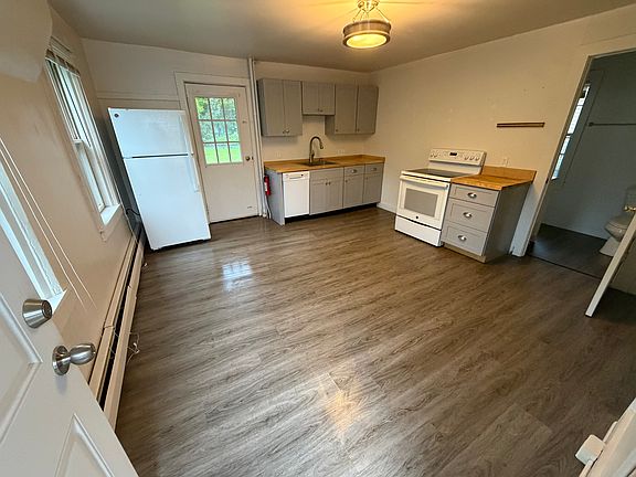 3rd image of 24 Hall St