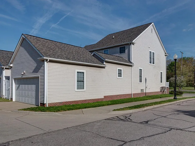 8430 Chester Pkwy — Photo 32