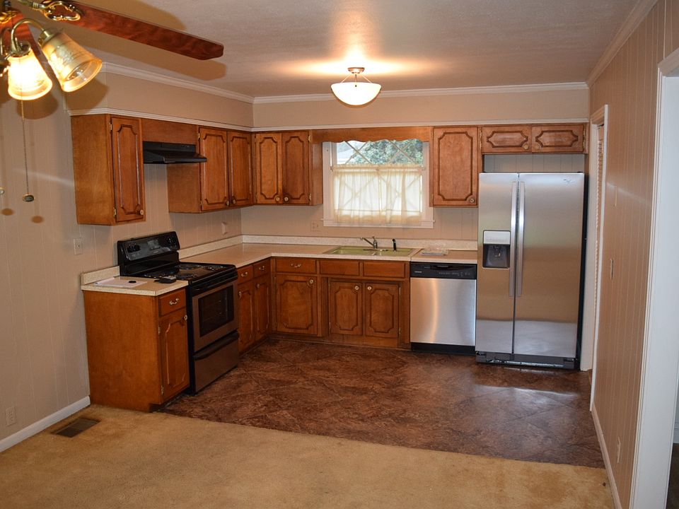 2nd image of 210 Ivy Dr