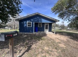 902 Simpson St, Yoakum, TX 77995