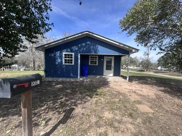 902 Simpson St, Yoakum, TX 77995