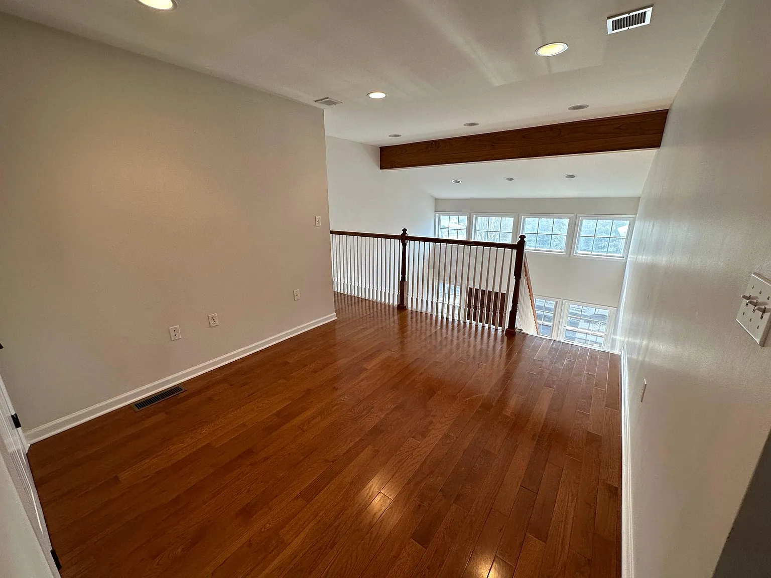3 bed, 2.5 bath, 2400 sqft, $2,800 — Photo 3