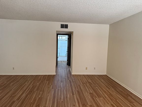 4th image of 420 E Magnolia Blvd #103