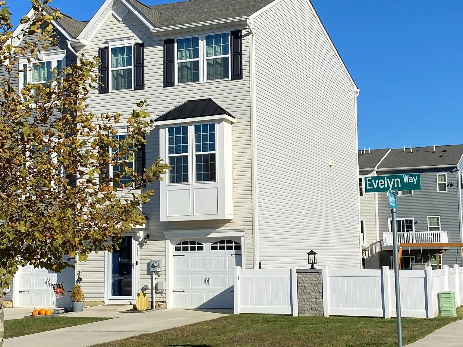 4 bed, 2334 sqft, $3,200 — Photo 2