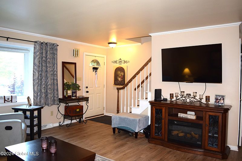 3rd image of 182 Williamsburg Court