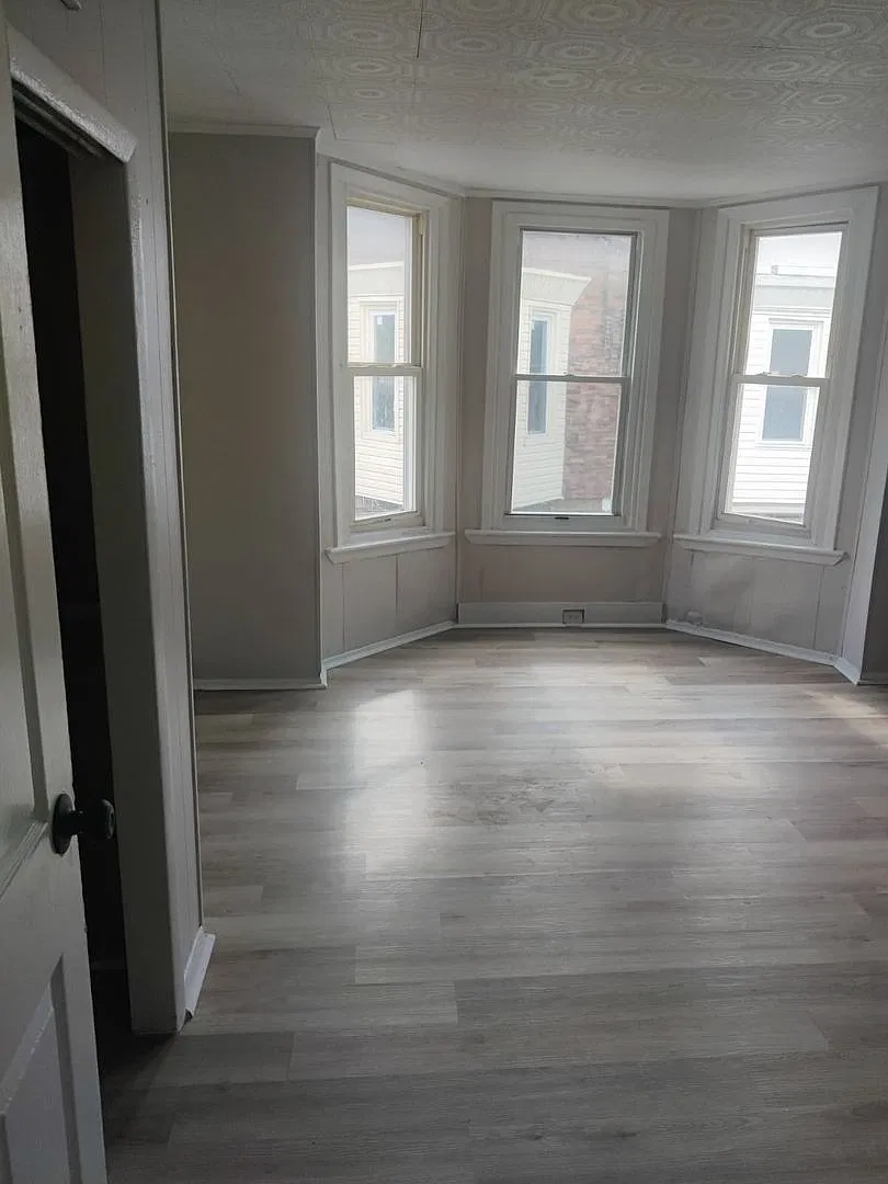 5711 Poplar St, 3 bedrooms, 1 bathroom, House for $1,550/Month — Photo 4