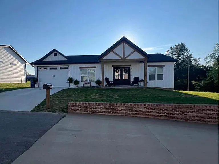 1st image of 409 Magnolia Rdg