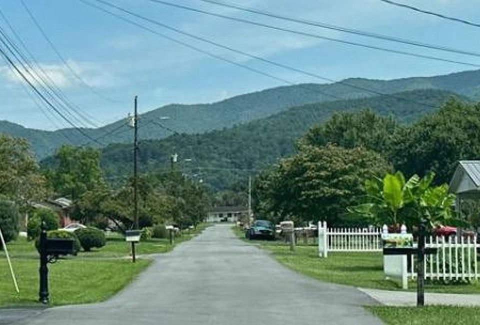 Exterior Neighborhood (street photo)