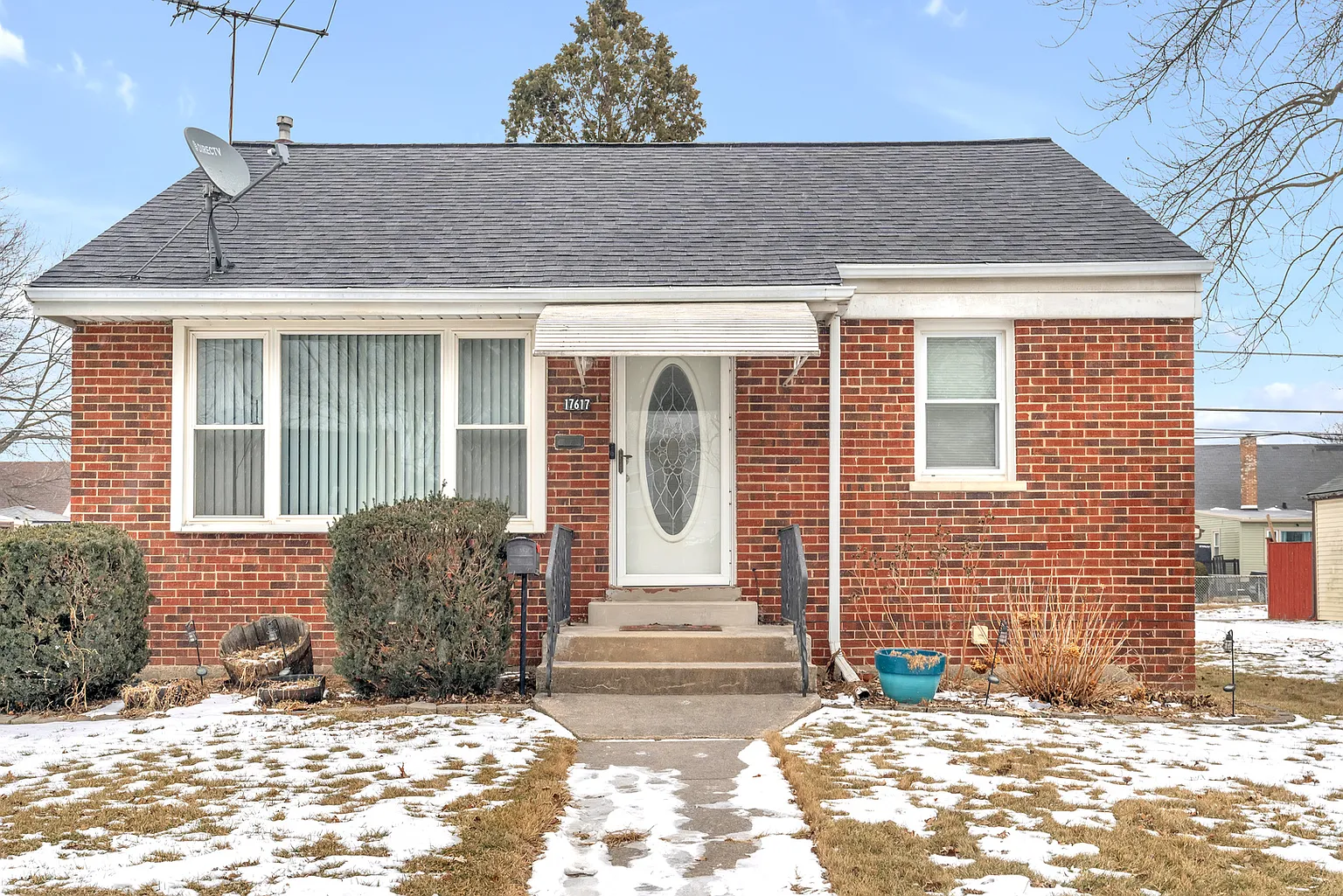17617 Burnham Ave photo 1