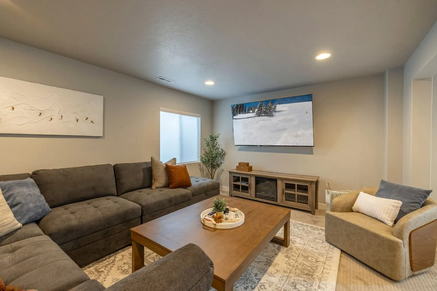 5 bed, 3.5 bath, 3315 sqft, $6,940 — Photo 4