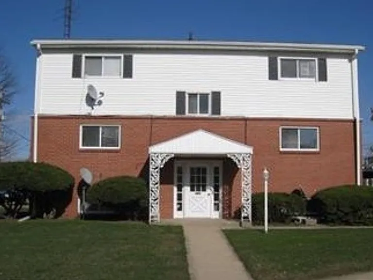 605 Bradley — Photo 1