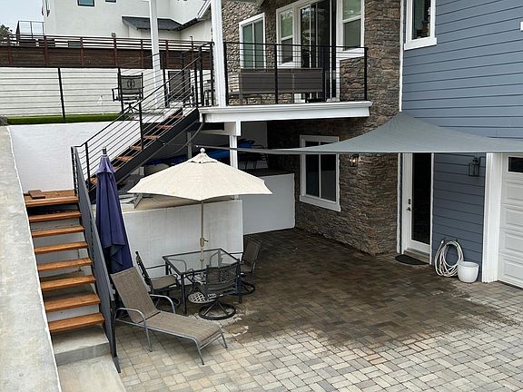 Covered parking, outdoor dining/sun area, access to putting green